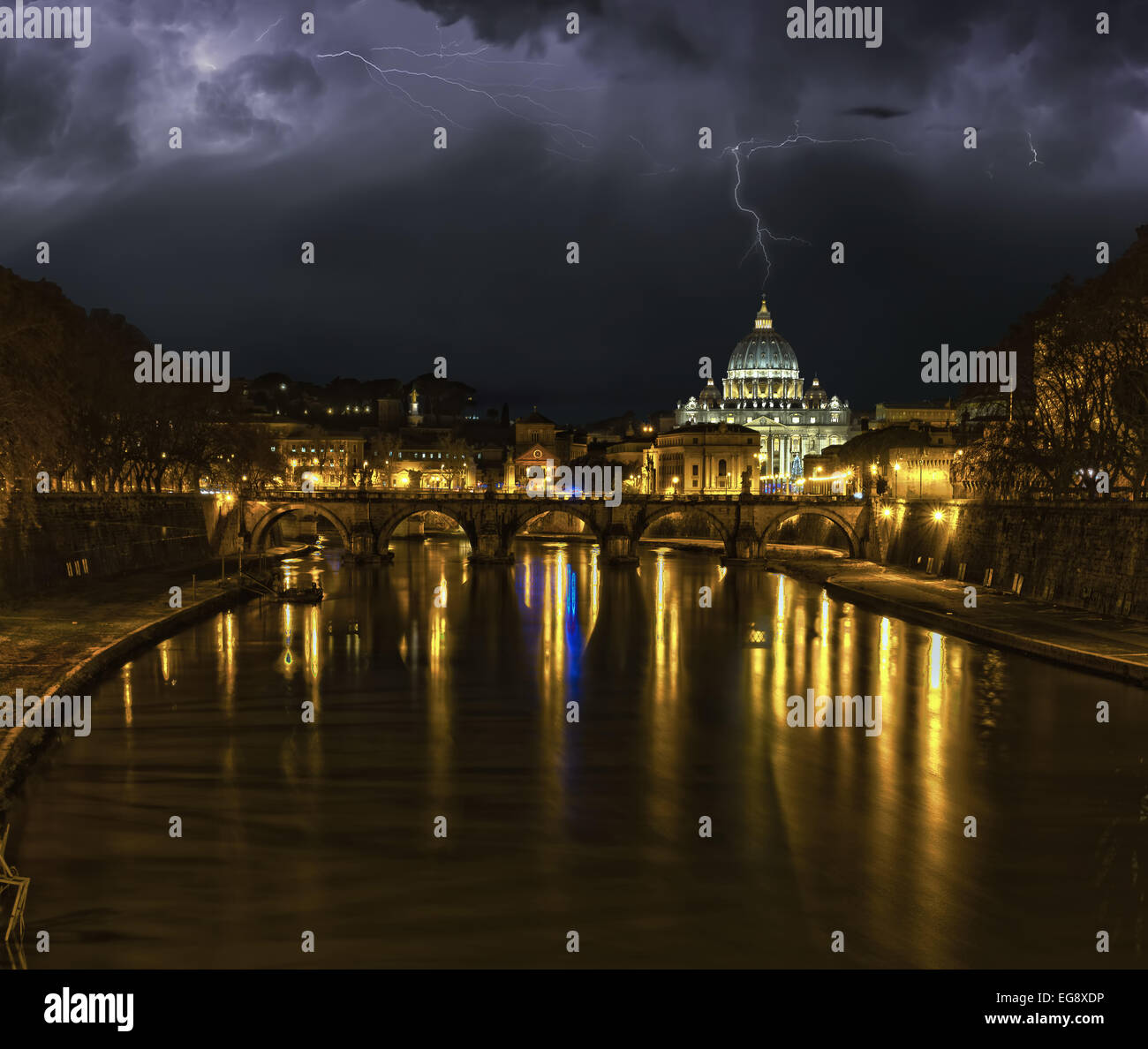 Rom bei Nacht mit Sturm Vatikan Kuppel Blitz Stockfoto