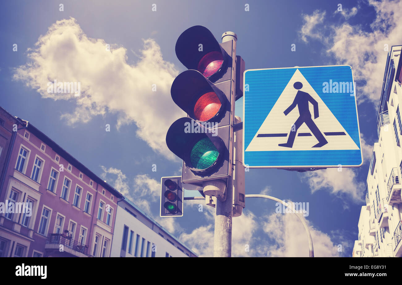 Retro-gefilterte Foto von Ampeln und Zebrastreifen sign in einer Stadt. Stockfoto