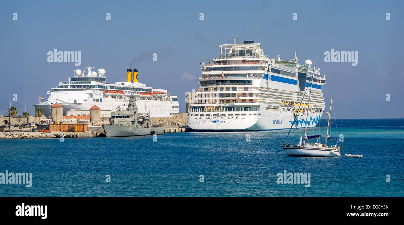 Große Kreuzfahrtschiffe im Hafen von Rhodos Stockfoto