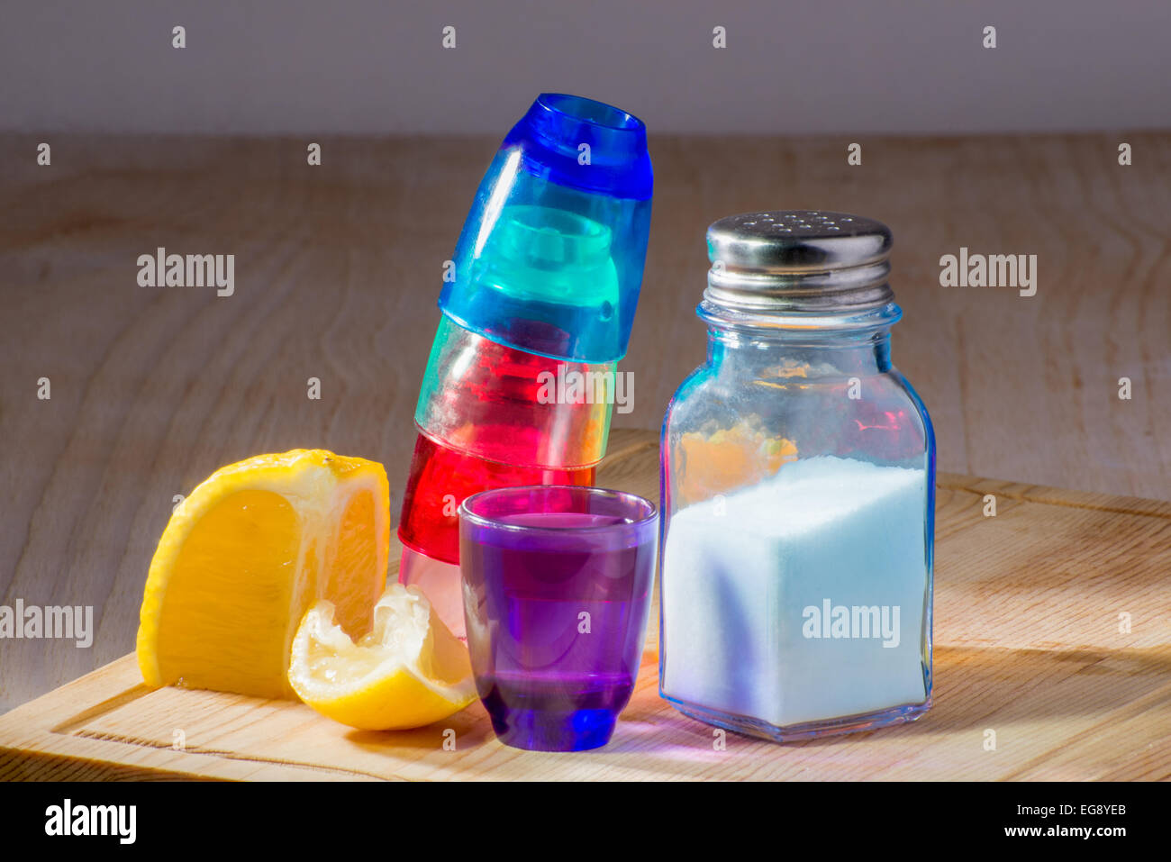 Shooter Gläser in verschiedenen Farben übereinander in die Seite des anderen und auf den Kopf gestellt. Stockfoto