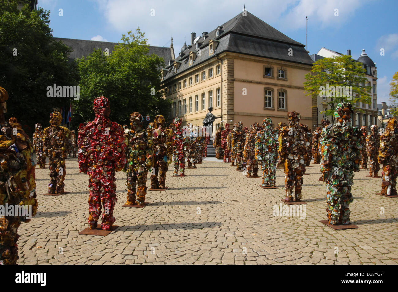 HA Schults Papierkorb Menschen auf dem Display in Ort Clairfontaine in Luxemburg-Stadt Stockfoto