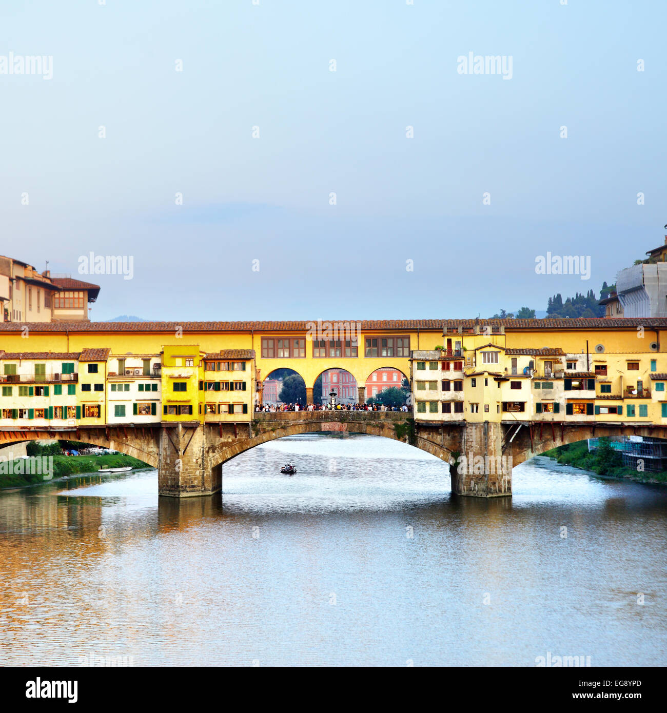 Ponte Vecchio Brücke über den Fluss Arno in Florenz, Italien Stockfoto