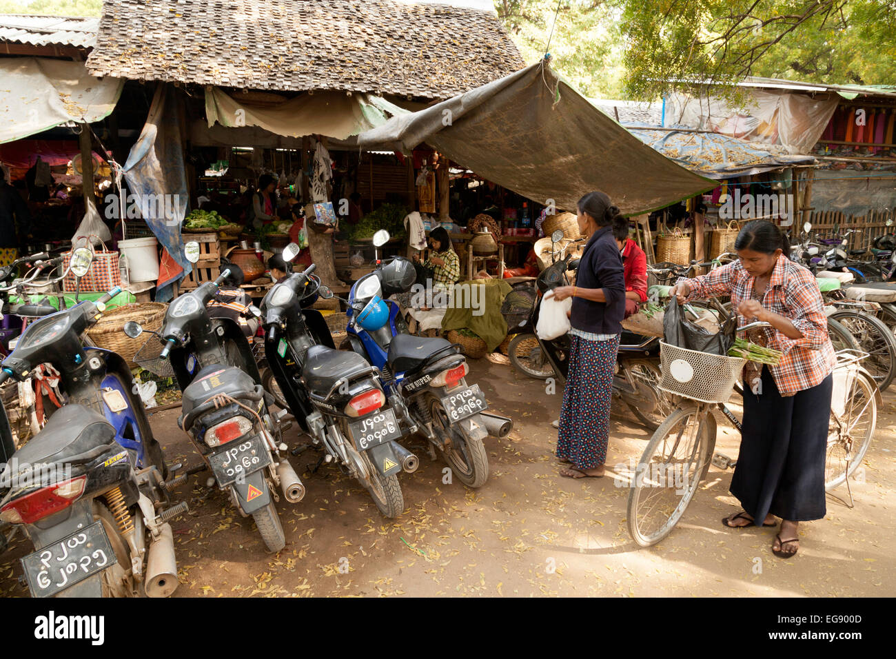 Motorräder und Fahrräder außerhalb ein Dorfmarkt, Bagan, Myanmar (Burma), Asien Stockfoto