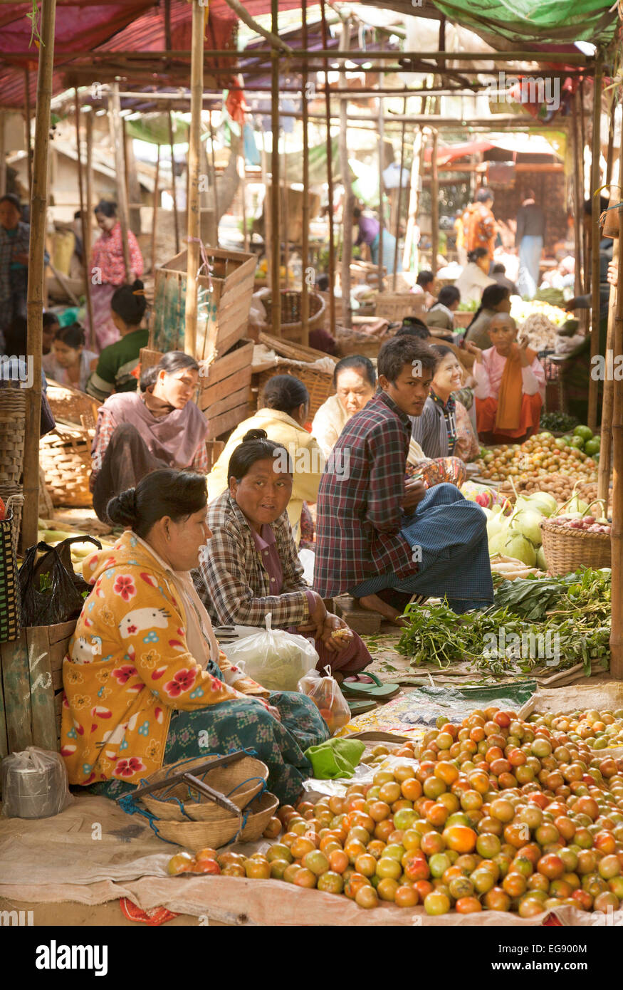Lokalen Burmesen, Verkauf von Lebensmitteln auf ein Dorf m, schöpfen, Bagan, Myanmar (Burma), Asien Stockfoto