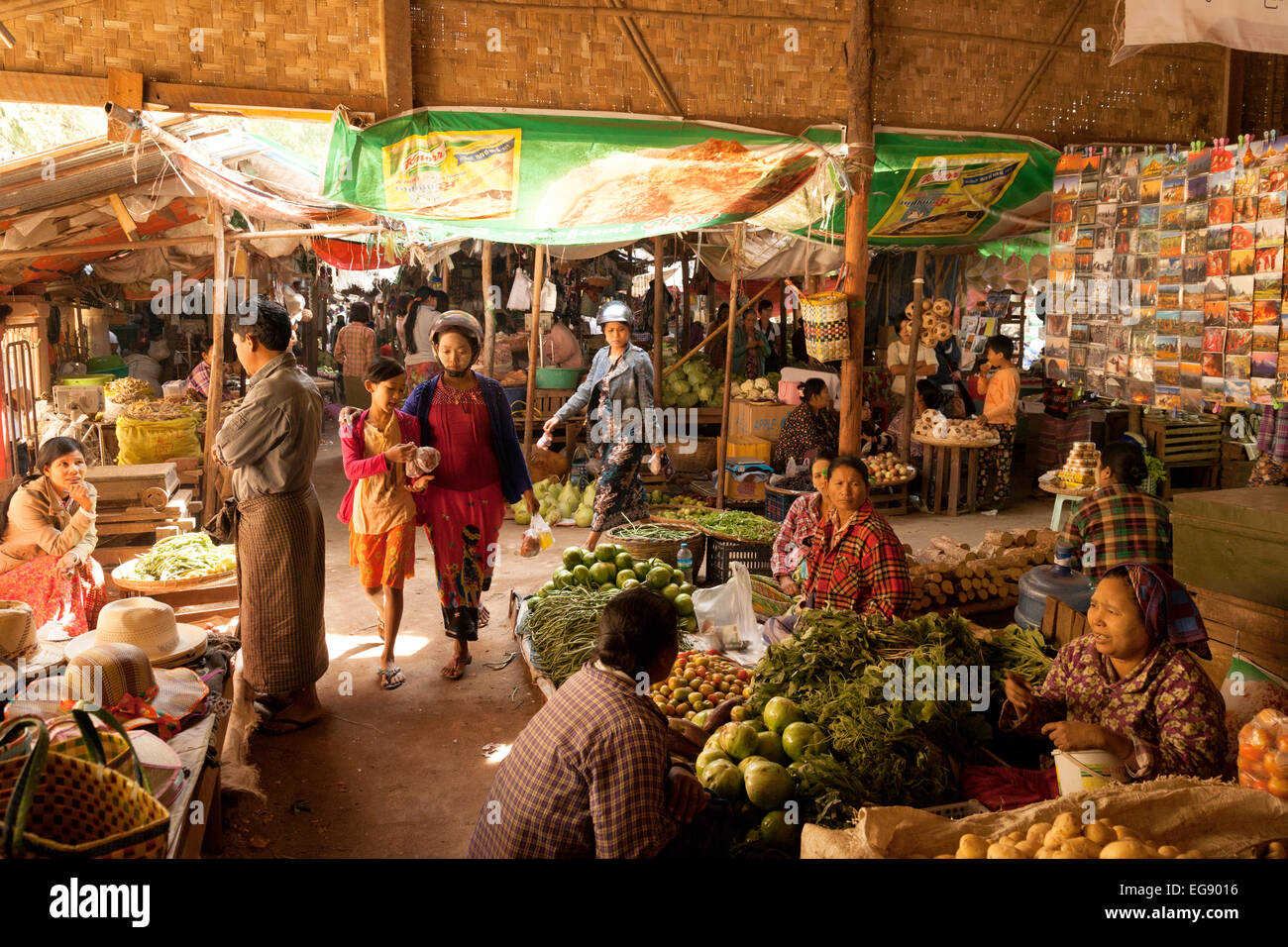 Szene in einen überdachten Dorf Lebensmittelmarkt Nyaung U Dorf, Bagan, Myanmar (Burma), Asien Stockfoto