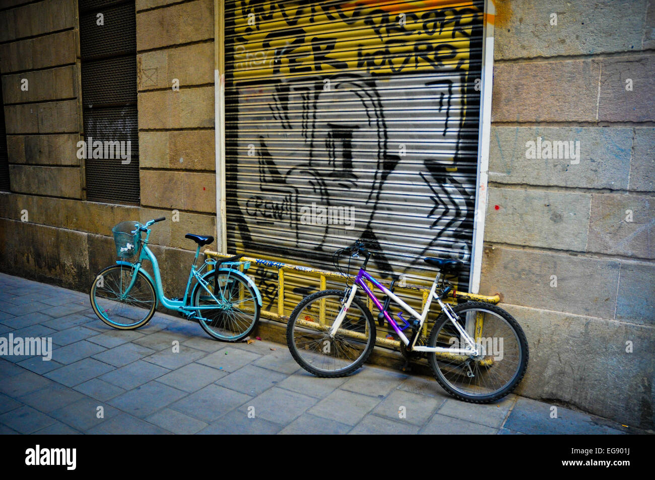 Barcelona Spanien Fahrräder auf schmalen Straße mit graffiti Stockfoto