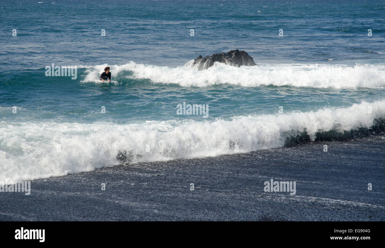 Surfer am Strand auf den Kanarischen Inseln in einer Welle Stockfoto
