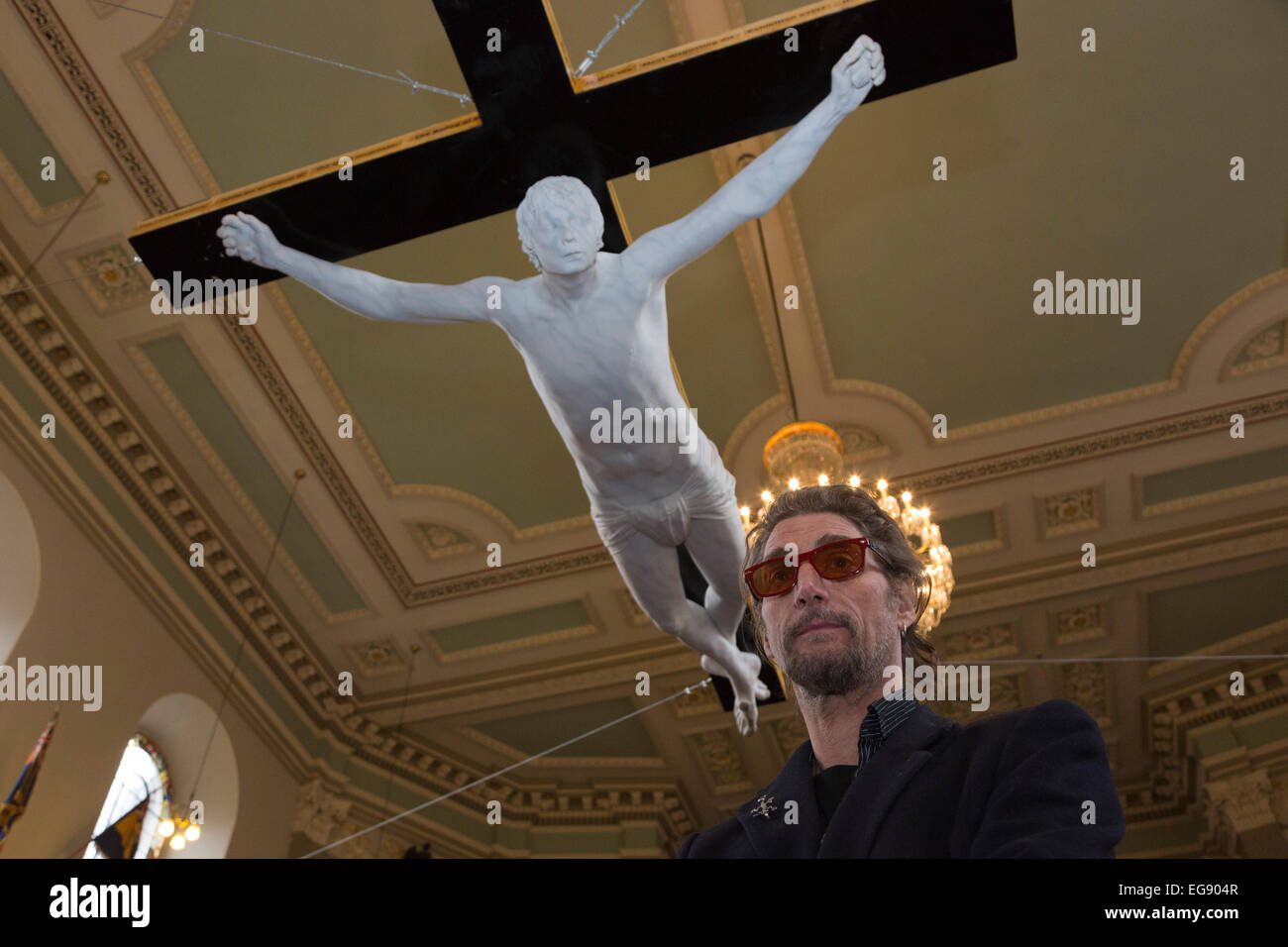 London, UK. 19. Februar 2015. Künstler Nick Reynolds posiert mit der Skulptur. Eine lebensgroße Statue von Pete Doherty gekreuzigt heute war bei Londoner St Marylebone Pfarrkirche im Rahmen der Wechselausstellung "Kreuzweg" vorgestellt. Die lebensgroße Skulptur mit dem Titel "Für Pete es Sake" wurde ursprünglich im Jahr 2008 als eine Zusammenarbeit zwischen Pete Doherty, der Künstler Nick Reynolds und Special-Effects Designer Schoony gemacht. Die Ausstellung "Kreuzweg", kuratiert von Art Below auch verfügt über Werke von anderen Künstlern und wird bis 17. März 2015 für die Öffentlichkeit zugänglich sein. Stockfoto