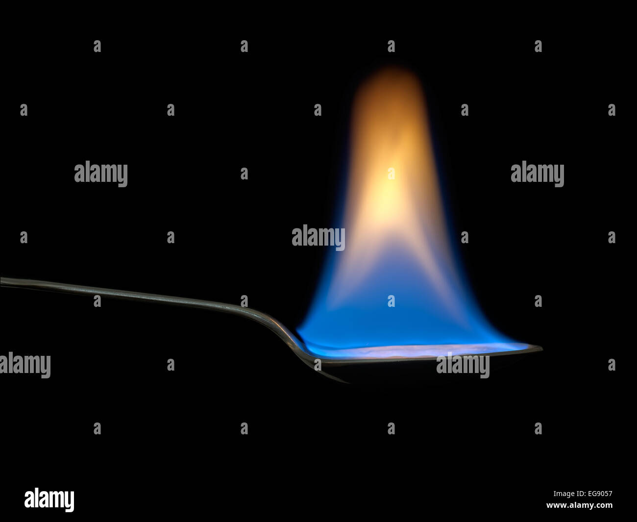 Echte Flamme. Löffel des Feuers Stockfoto