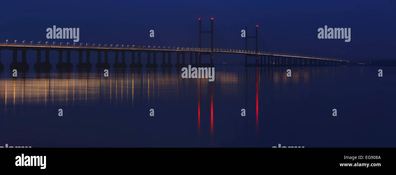 Zweite Severn Überfahrt in der Abenddämmerung. Februar 2015 Stockfoto