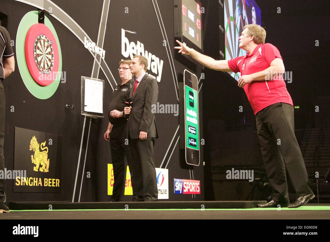 Liverpool, Vereinigtes Königreich. 19. Februar 2015. Betway Premier League Darts. Spieltag 3. Liverpool FC Held Jan Mølby in ein Pre Premier League Darts Charity match gegen fünf Mal World Champion Eric Bristow. Bildnachweis: Aktion Plus Sport/Alamy Live-Nachrichten Stockfoto