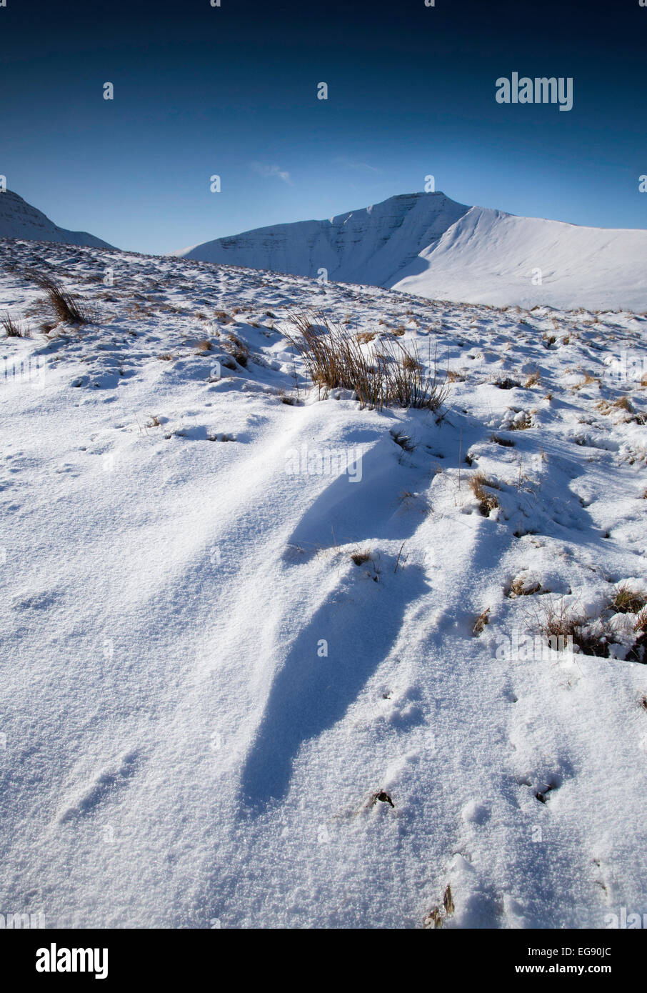 Pen Y Fan Berg, im Brecon Beacons National Park in Süd-Wales nach einem Schneefall. Stockfoto