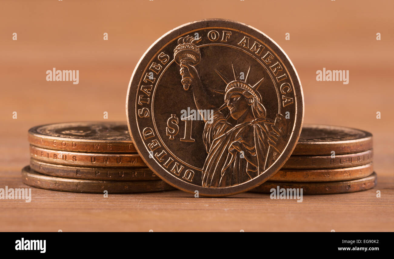 1 Dollar Münze stützte sich auf Stapel von ähnlichen Münzen Stockfoto