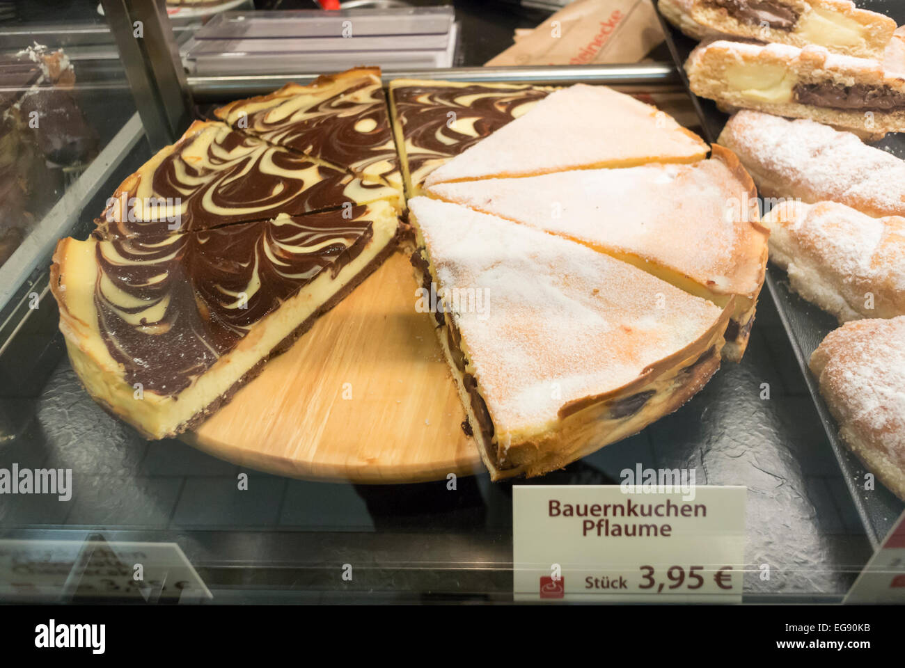 Berlin Deutschland Deutsche Backwaren Backerei Detail Gebackene Speisen Kasekuchen Auf Anzeige Im Fenster Supermarkt Rewe Stockfotografie Alamy