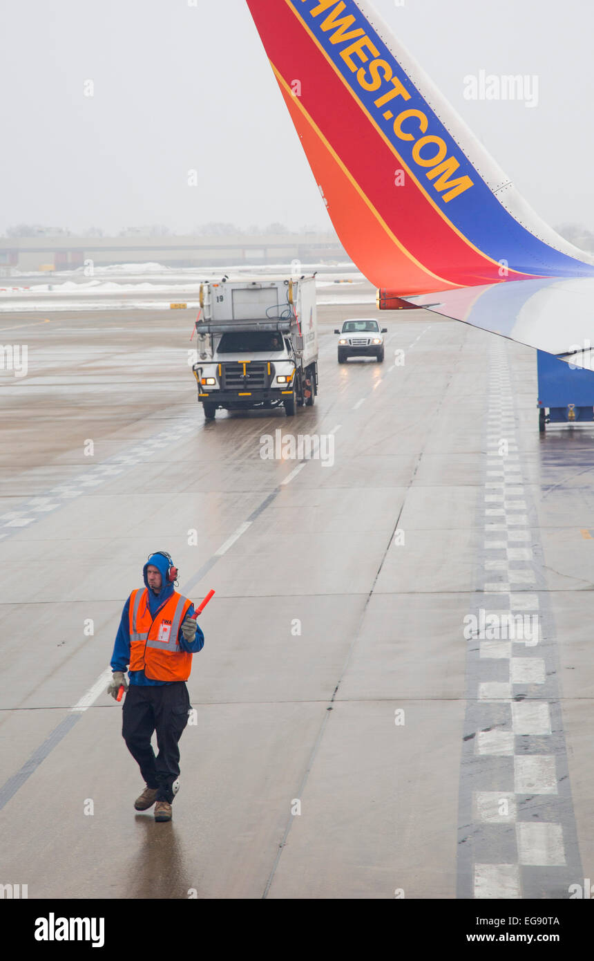 Chicago, Illinois - ein Mitglied des Bodenpersonals Southwest Airlines am Flughafen Midway. Stockfoto