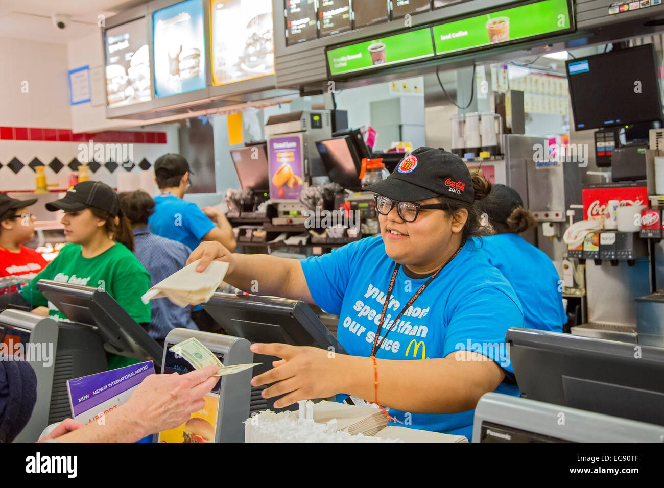 Chicago, Illinois - eine junge Frau wartet auf einen Kunden bei McDonald's-Fastfood-Restaurant am Flughafen Midway. Stockfoto