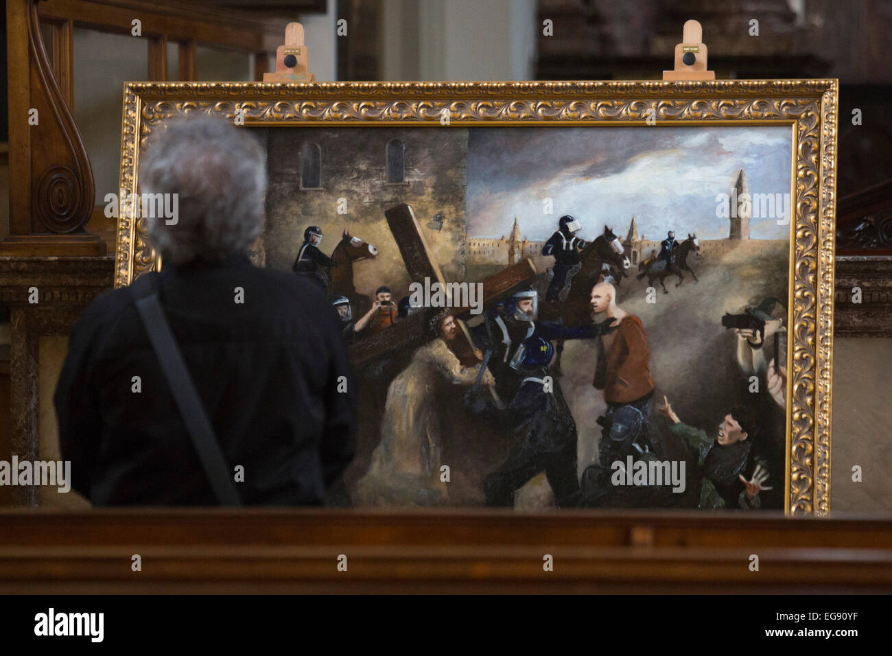 London, UK. 19. Februar 2015. Im Bild: Malerei ", wie es im Anfang war", 2014, von Ben Moore. Eine lebensgroße Statue von Pete Doherty gekreuzigt heute war bei Londoner St Marylebone Pfarrkirche im Rahmen der Wechselausstellung "Kreuzweg" vorgestellt. Die lebensgroße Skulptur mit dem Titel "Für Pete es Sake" wurde ursprünglich im Jahr 2008 als eine Zusammenarbeit zwischen Pete Doherty, der Künstler Nick Reynolds und Special-Effects Designer Schoony gemacht. Die Ausstellung "Kreuzweg", kuratiert von Art Below auch verfügt über Werke von anderen Künstlern und für das Publikum geöffnet bis 17 März 20 Stockfoto