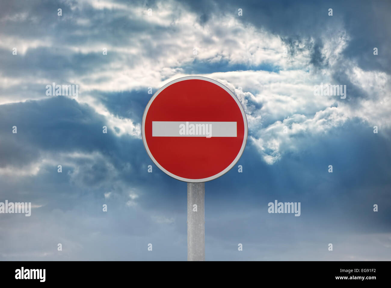 Straßenschild, Einfahrt verboten, gegen dramatischer Himmel Stockfoto