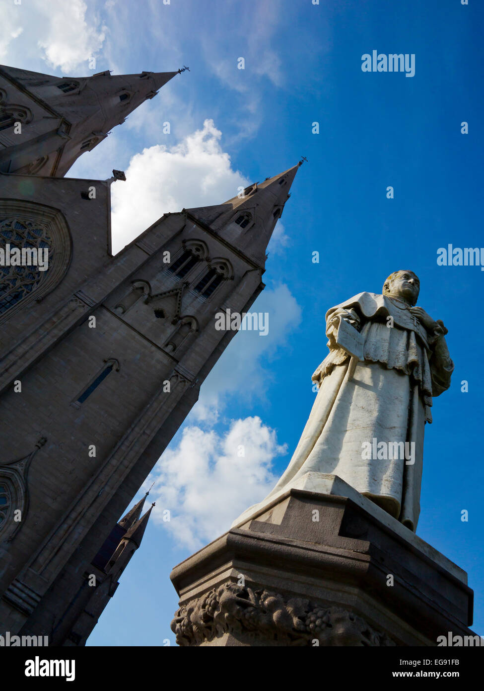 Die zwei Türme der St. Patricks römisch-katholische Kathedrale in Armagh Nordirland erbaut 1840-1904 im neugotischen Stil Stockfoto