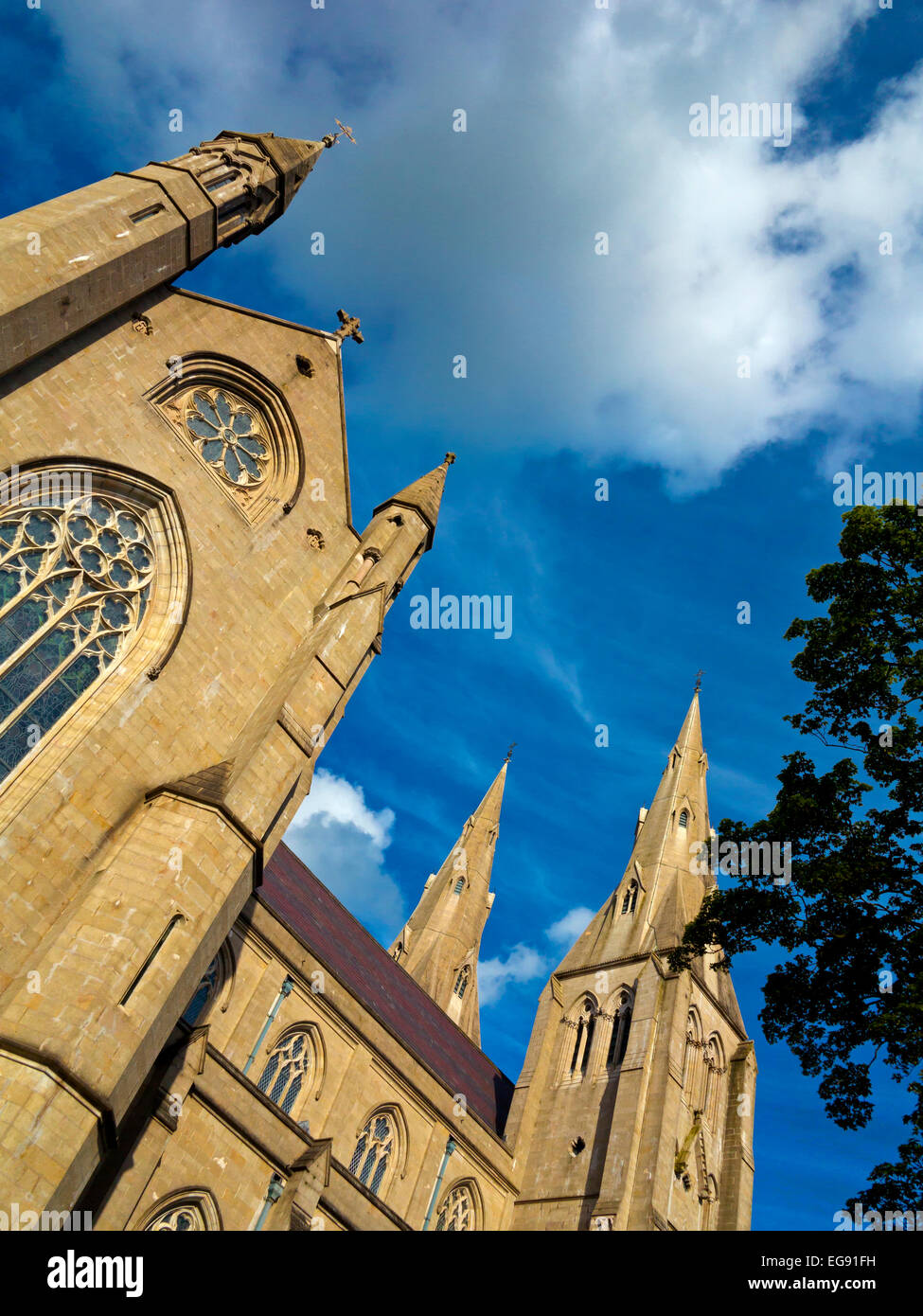 Die zwei Türme der St. Patricks römisch-katholische Kathedrale in Armagh Nordirland erbaut 1840-1904 im neugotischen Stil Stockfoto