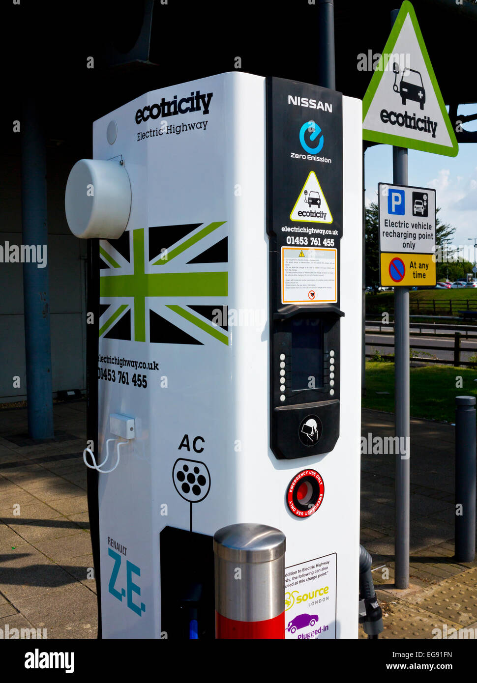 Ecotricity Fahrzeug Ladestation an einer Autobahnraststätte in Großbritannien wird zum Elektro-Autos mit Strom aus erneuerbaren Energiequellen Stockfoto