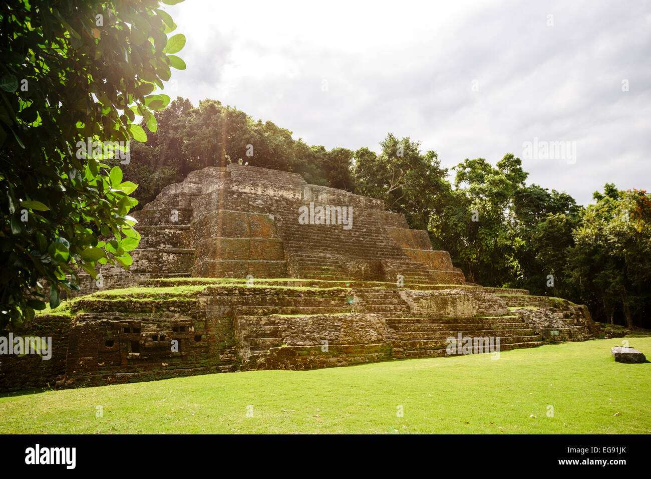 Jaguar-Tempel, Lamanai, Belize im Sonnenschein Stockfoto