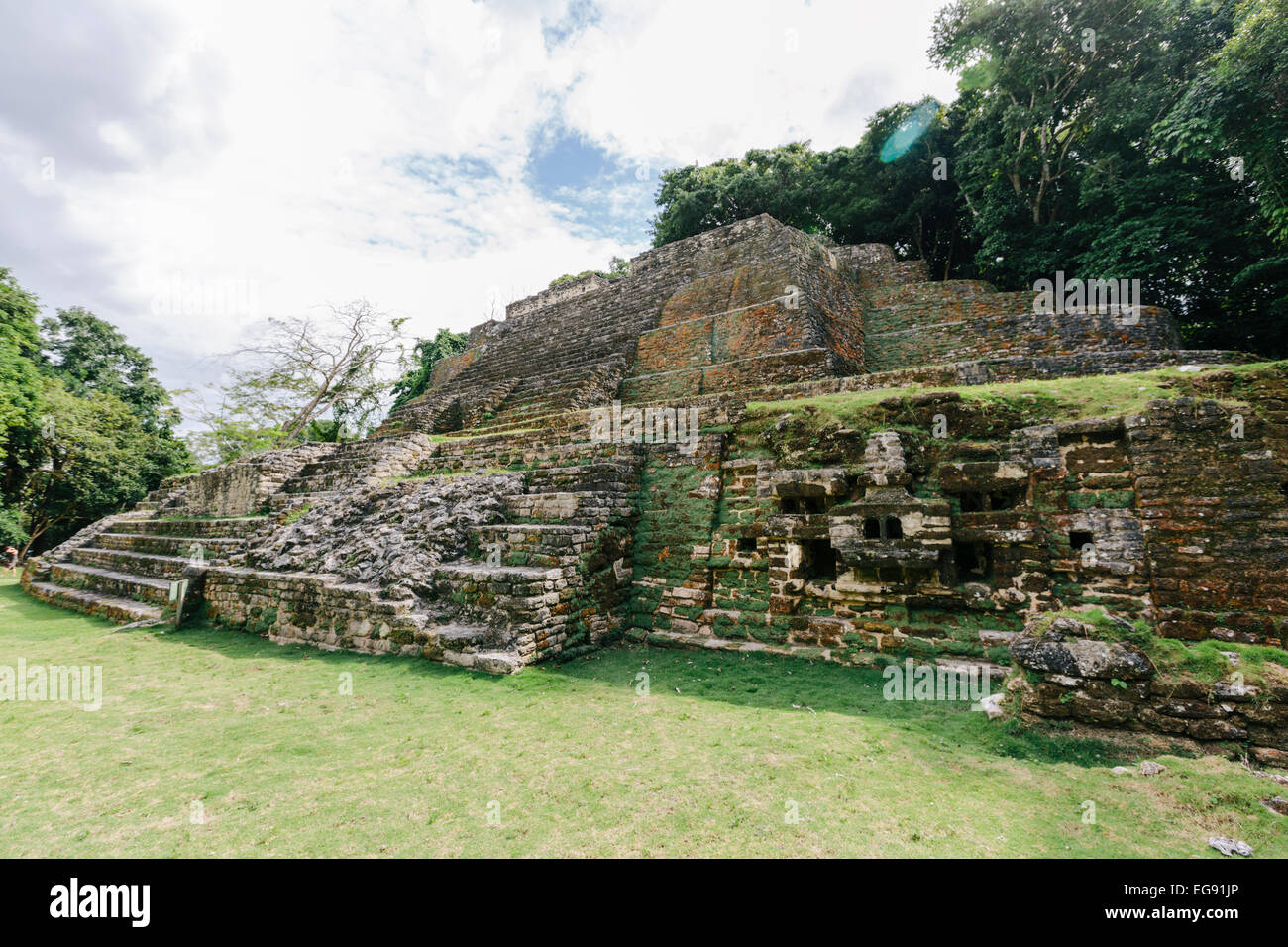Jaguar-Tempel, Lamanai, Belize (rechte Seitenansicht) Stockfoto