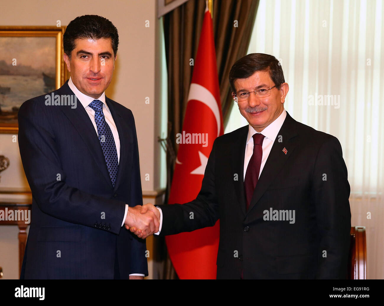 Ankara. 19. Februar 2014. Turkish Prime Minister Ahmet Davutoglu (R) trifft sich am 19. Februar 2015 mit Nechirvan Barzani, Premierminister des Irak Kurdistan Regionalregierung in Ankara, Türkei. © Xinhua/Alamy Live-Nachrichten Stockfoto