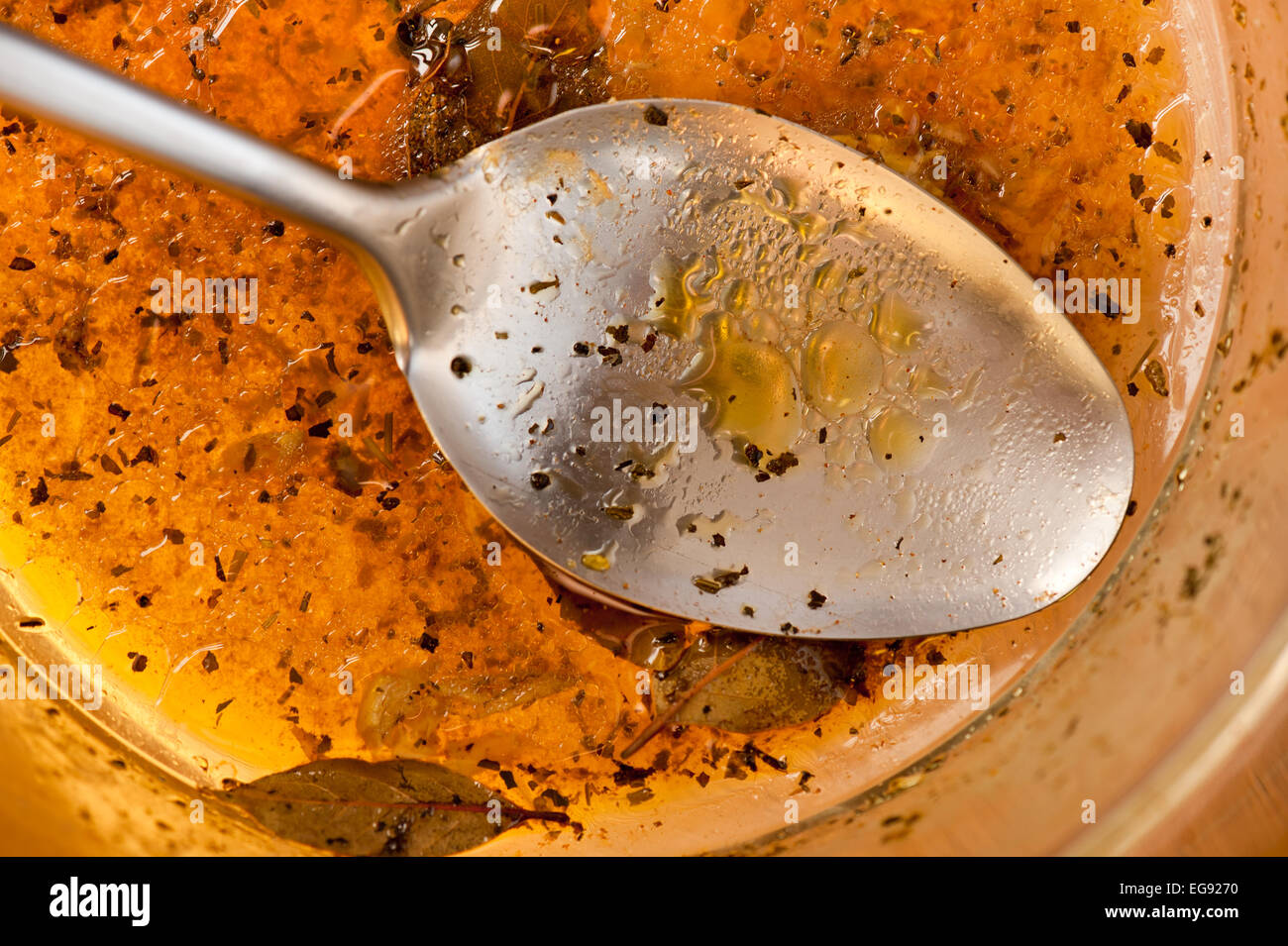 Fettig schmutzige Kasserolle Teller und Sauce Löffel Stockfoto