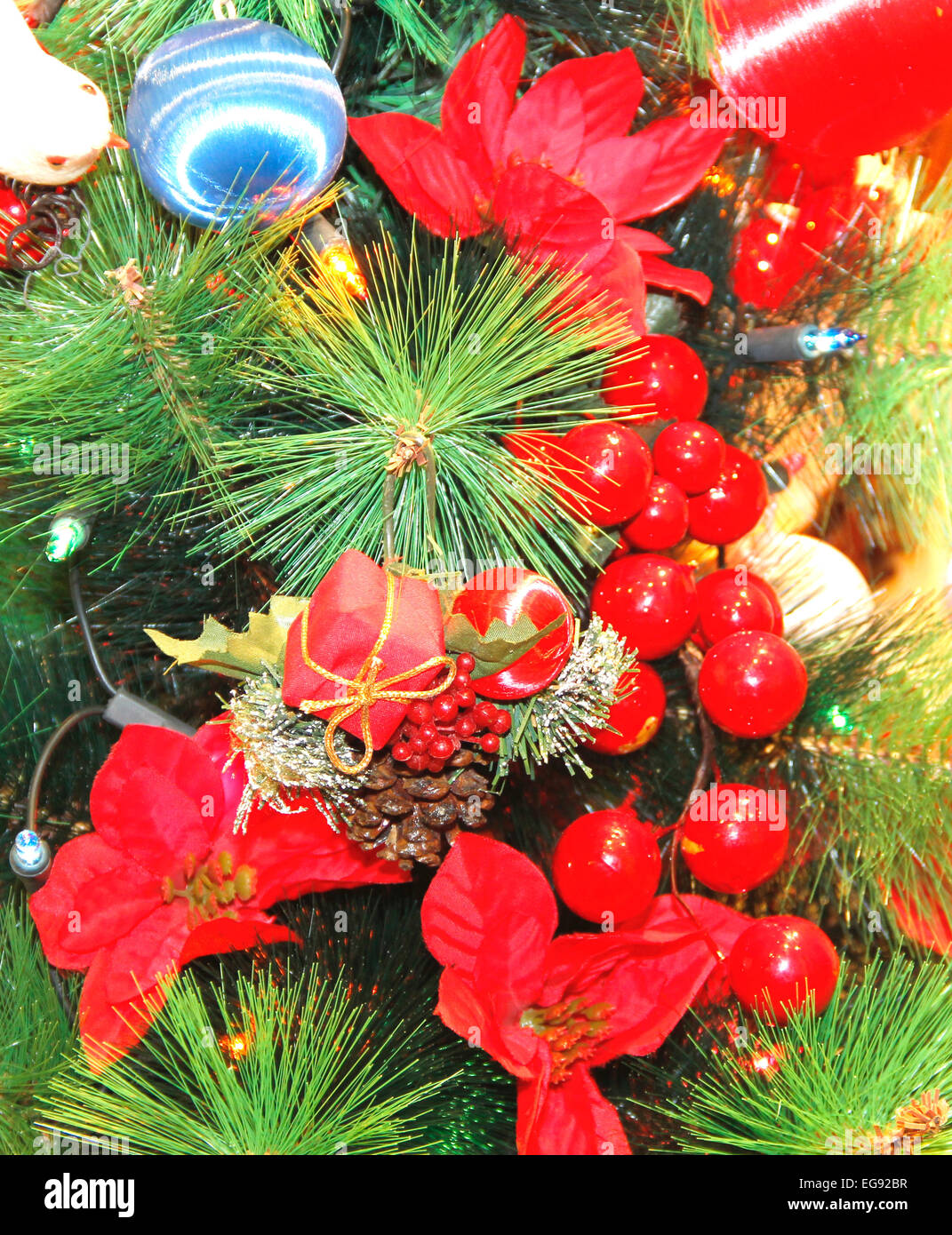 Weihnachtsschmuck Baum rot grün blaue Kugel Stockfoto