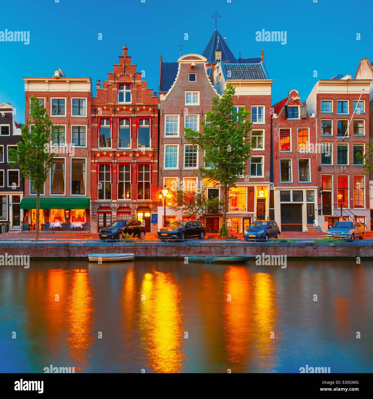 Nacht-Stadtansicht von Amsterdam Canal mit holländischen Häuser Stockfoto