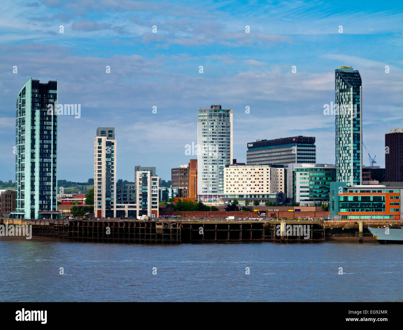 Blick über den Fluss Mersey in Richtung der Stadt Liverpool Waterfront mit neuen Wolkenkratzer in der Skyline England UK Stockfoto