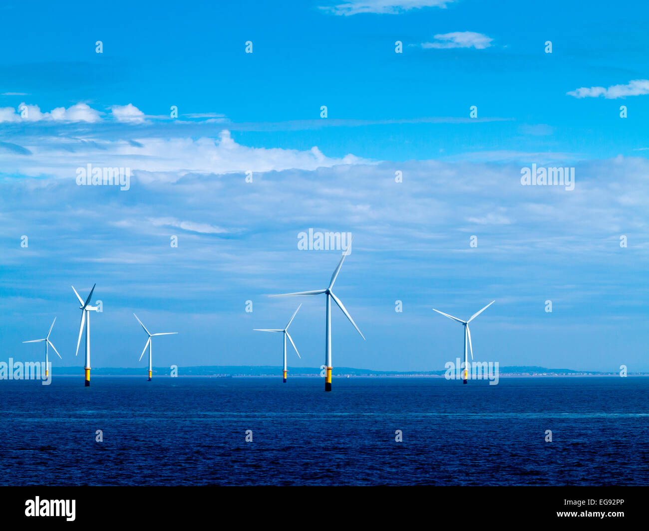 Windkraftanlagen an Burbo Bank Offshore-Windpark in Liverpool Bay in der irischen See UK eröffnet im Jahr 2007 mit 25 Turbinen Stockfoto