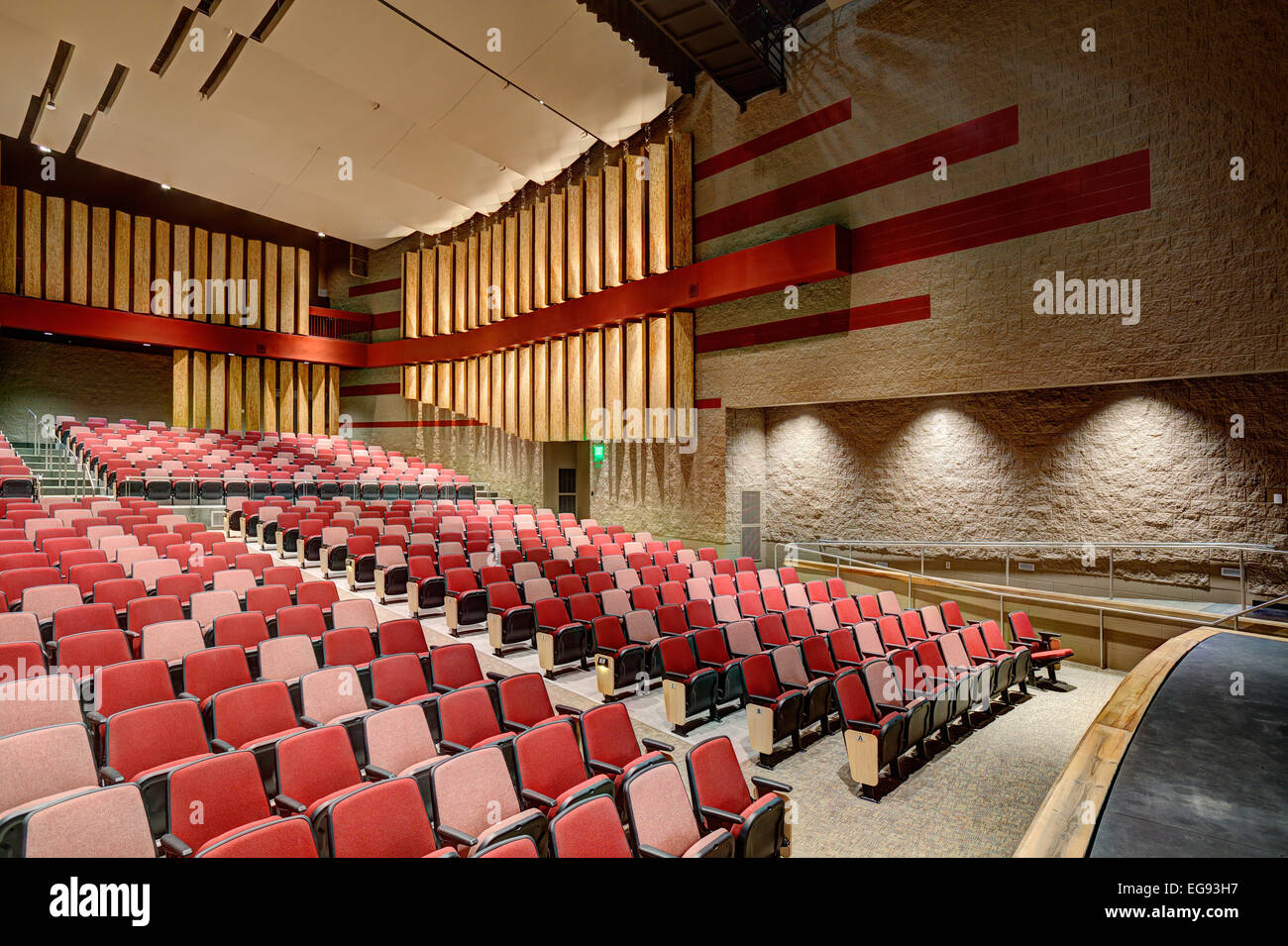 Das Auditorium oder Theater in einer modernen High School Stockfoto