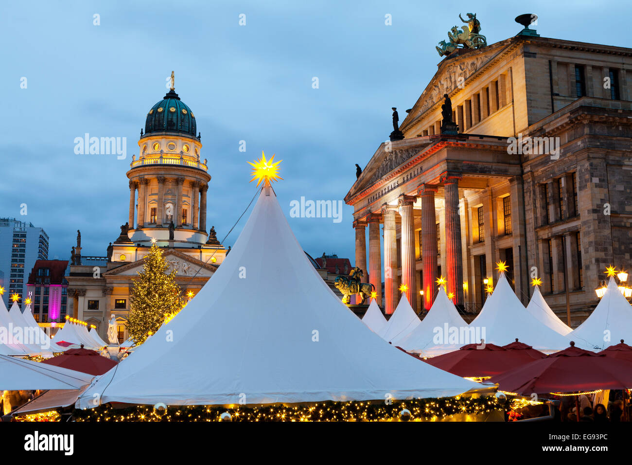 Der Gendarmenmarkt Weihnachtsmarkt, Theater und Deutschen Dom, Berlin, Deutschland Stockfoto
