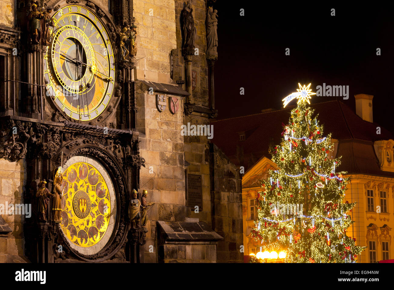 Die astronomische Uhr und die Kirche unserer lieben Frau von Tyn, Altstädter Ring, Prag, Tschechische Republik Stockfoto