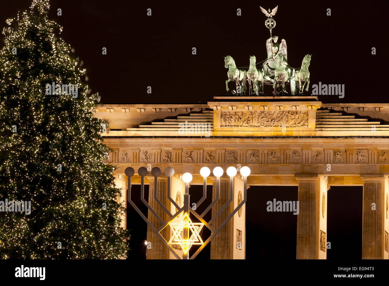 Das Brandenburger Tor, Weihnachtsbaum und Menora, Berlin, Deutschland Stockfoto