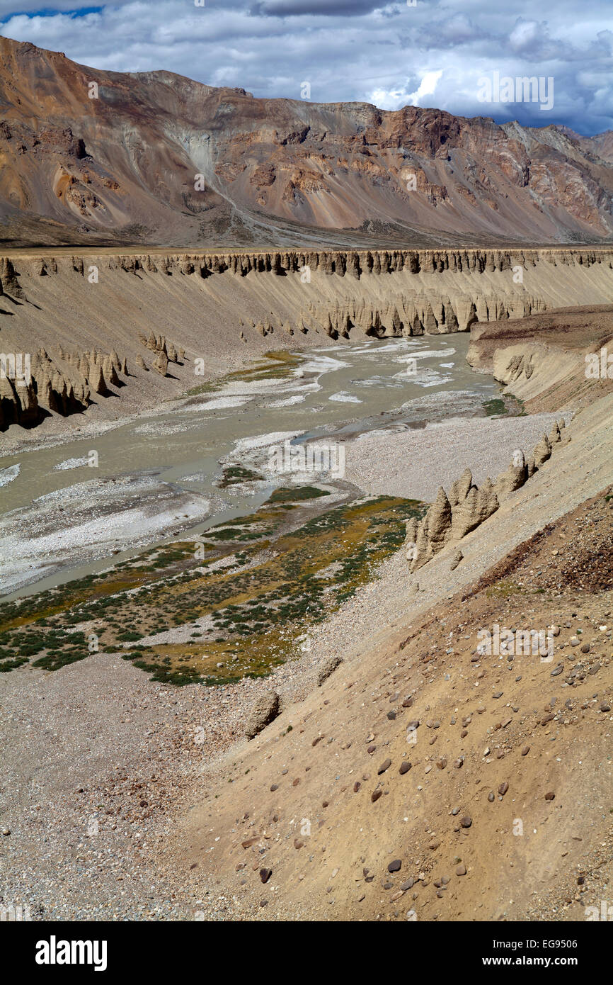 Wind erodiert Schlucht bei Sarchu, entlang der Manali Leh Highway durch den Himalaya Stockfoto