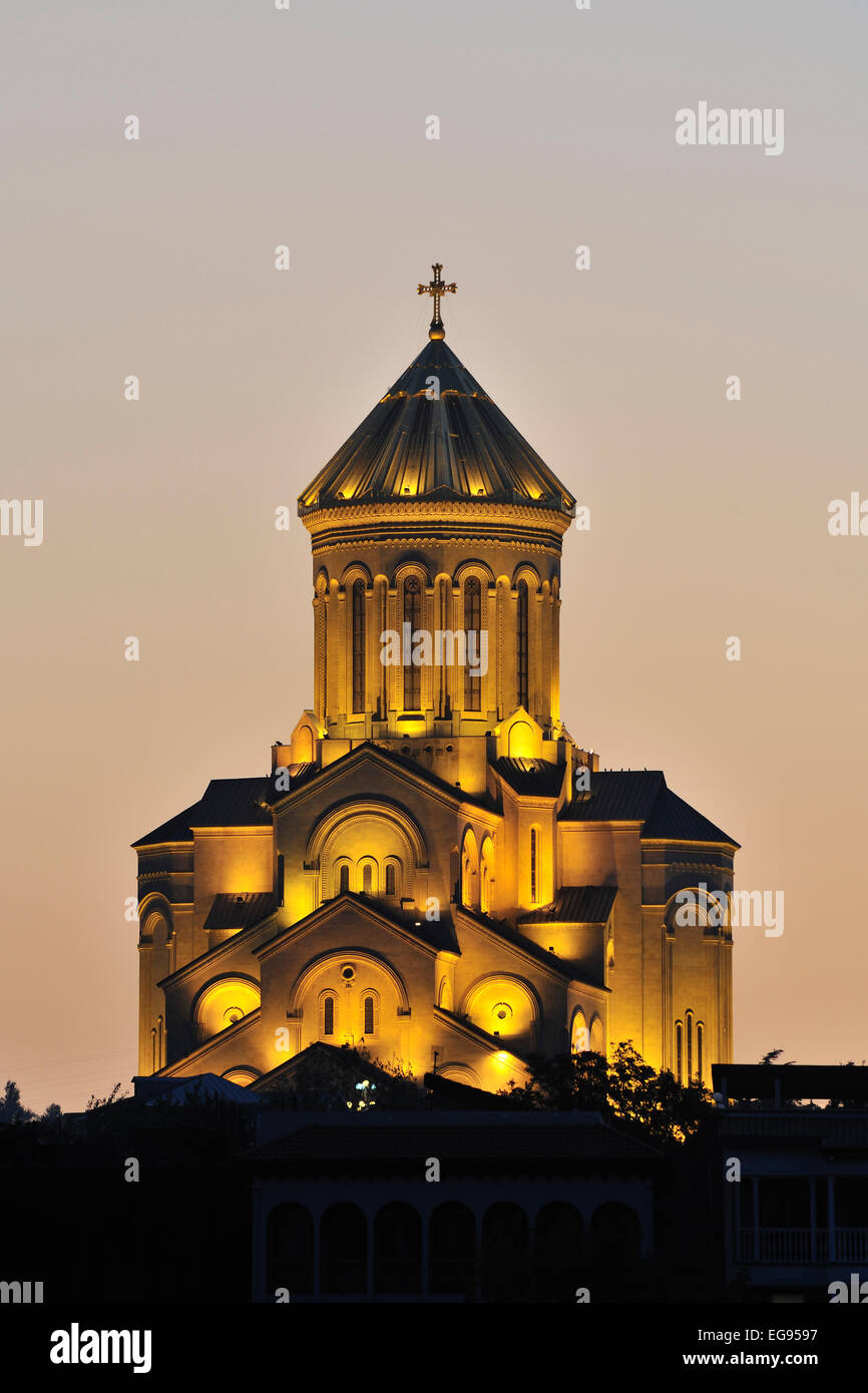 Kirche der Heiligen Dreifaltigkeit (Tsminda Sameba) in der Abenddämmerung, Tiflis, Georgien Stockfoto