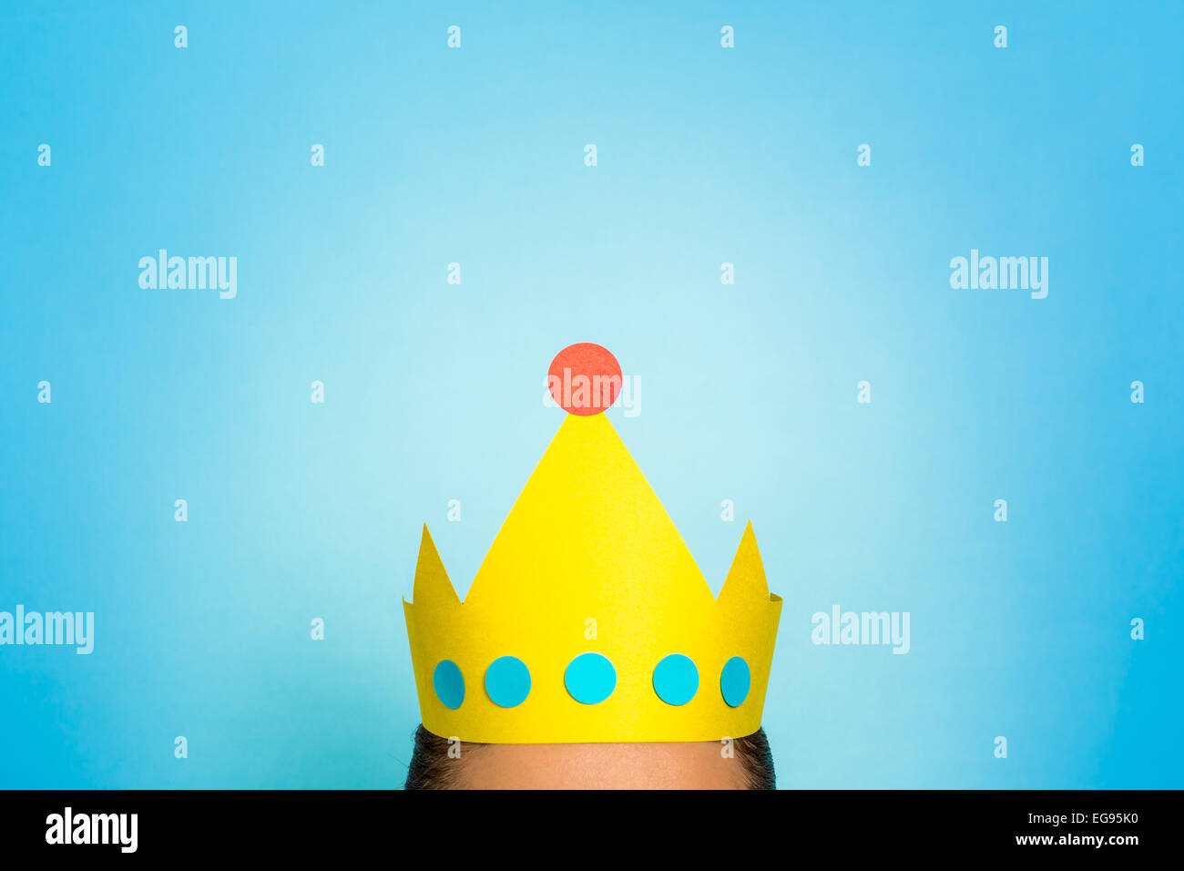 Oben auf dem Kopf einer Frau mit goldenen gelben Krone. Content Marketing ist Königin / König Konzept. Stockfoto