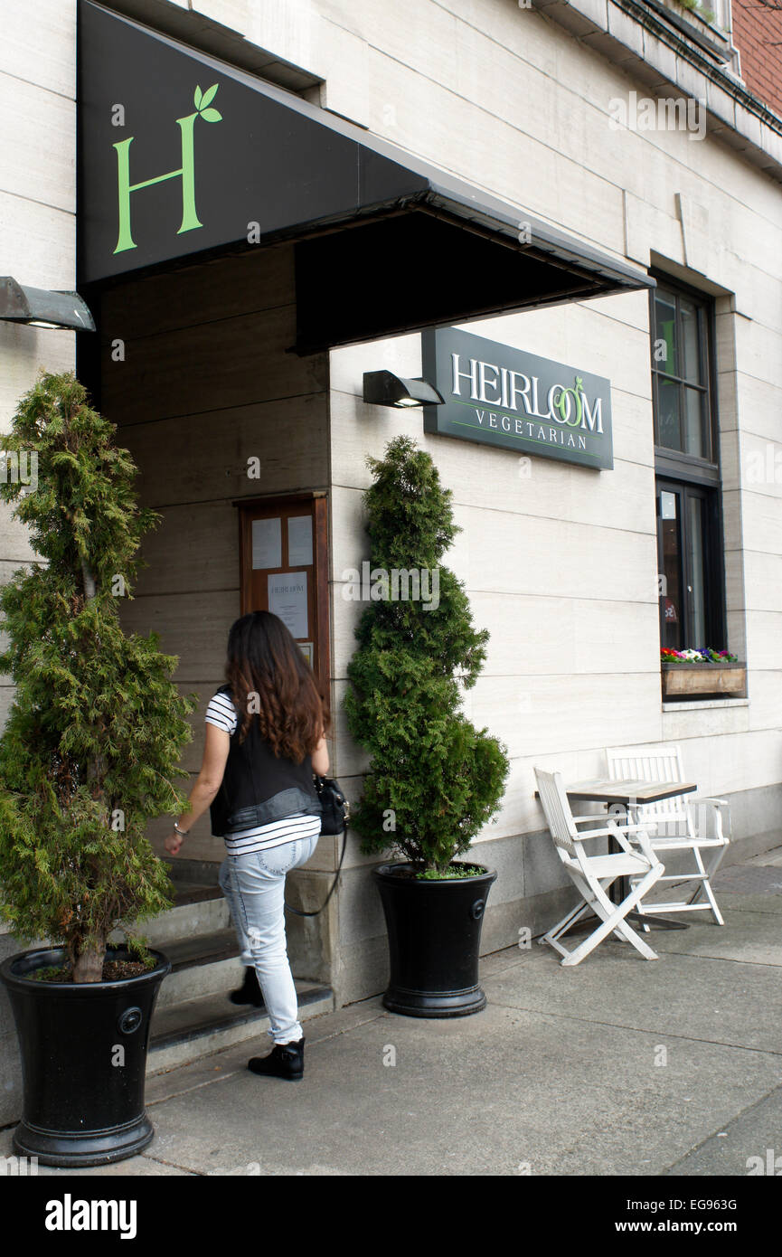 Junge Frau Eingabe Erbstück vegetarisches Restaurant in Vancouver, BC, Kanada Stockfoto