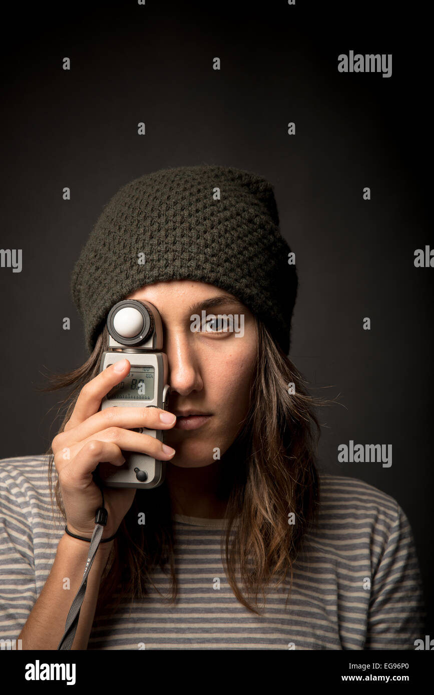 Weibliche Fotografen/Modell mit Belichtungsmesser Stockfoto