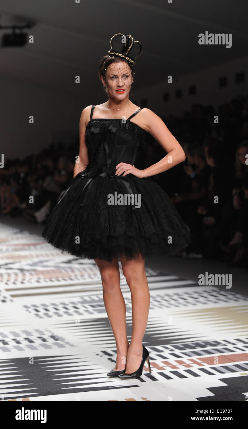 London, UK, UK. 19. Februar 2015. Caroline Flack führt die Piste zur Modenschau von Naomi Fashion For Relief und Fundraiser, ein Promi-Modenschau, London Fashion Week zugunsten ihrer Mode für Relief-Stiftung am öffnen somerset House. Bildnachweis: Ferdaus Shamim/ZUMA Draht/Alamy Live-Nachrichten Stockfoto