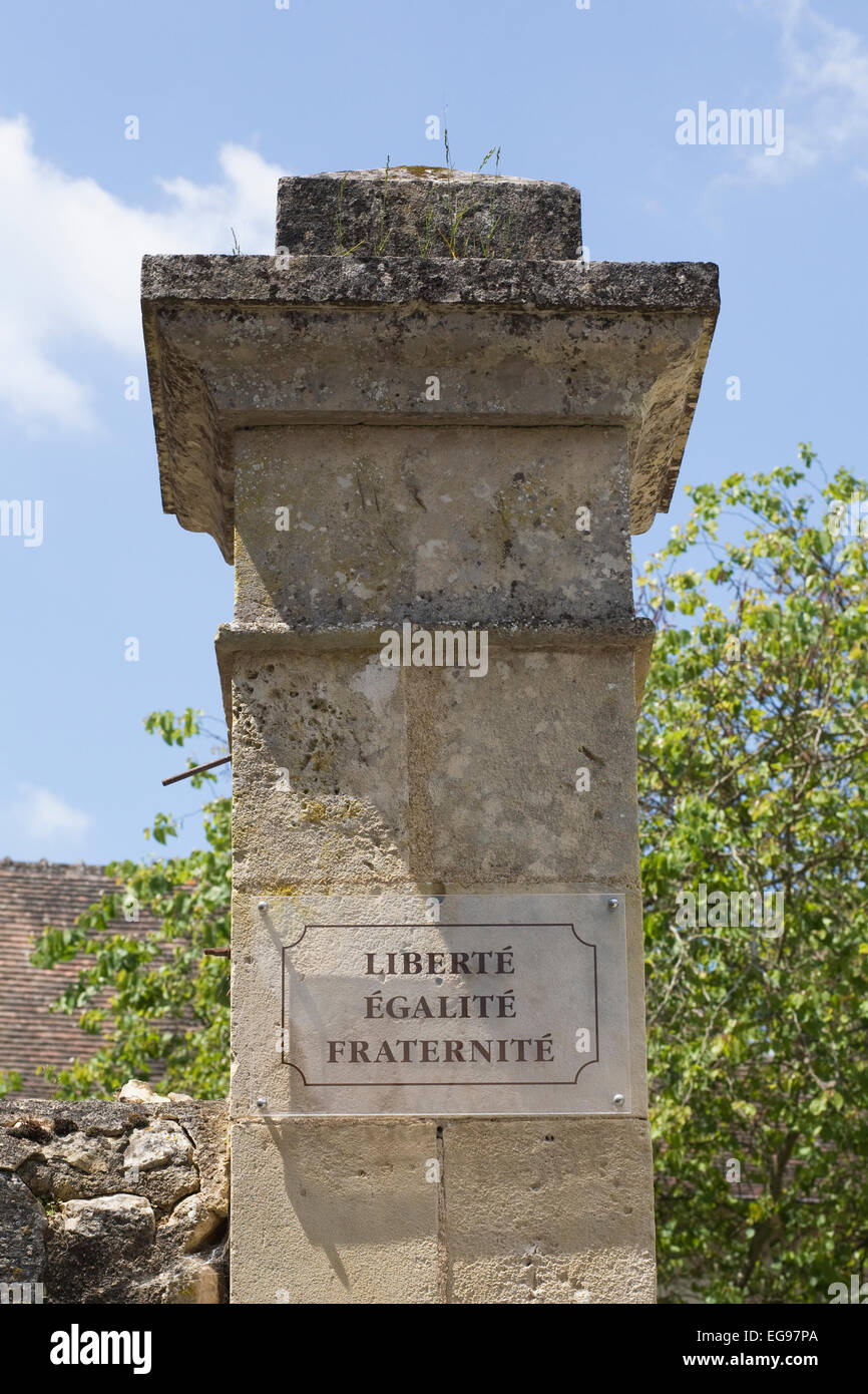Liberte, Egalité und fraternité Schild an der Säule der Eingang zum Rathaus. Stockfoto