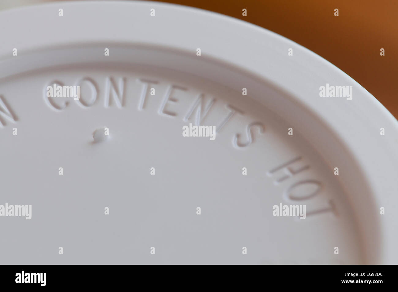 Inhalt heiß Warnmeldung auf Kaffee Tasse Deckel - USA Stockfoto