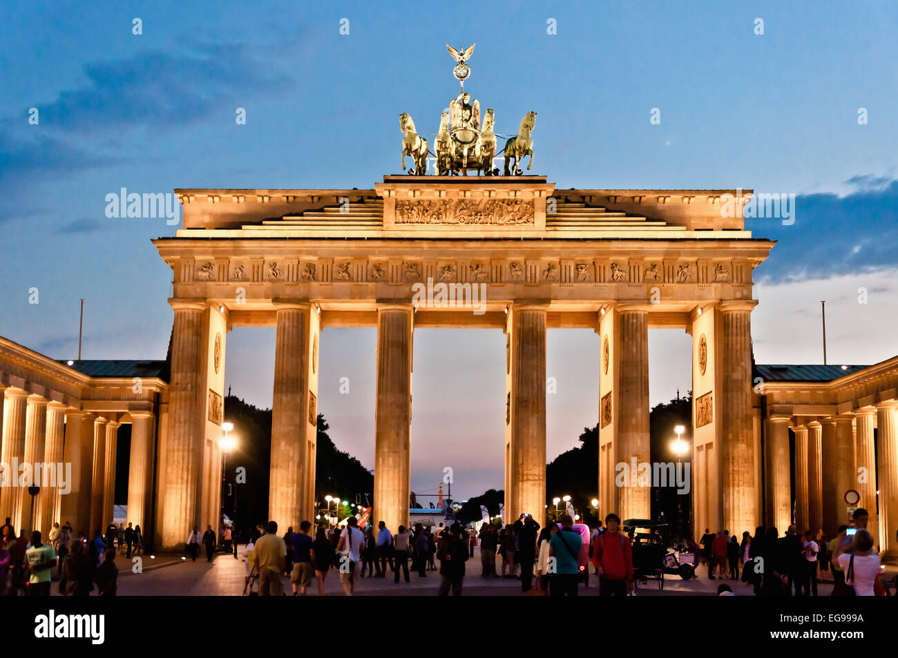 Berlin, Deutschland - 8. Juni 2013: Touristen in Brandenburger Tor und Pariser Platz in Berlin, Deutschland. Brandenburger Tor genannt, ist es Stockfoto