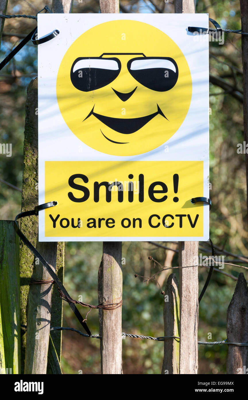 Lächeln! Sie befinden sich auf CCTV-Zeichen. Stockfoto