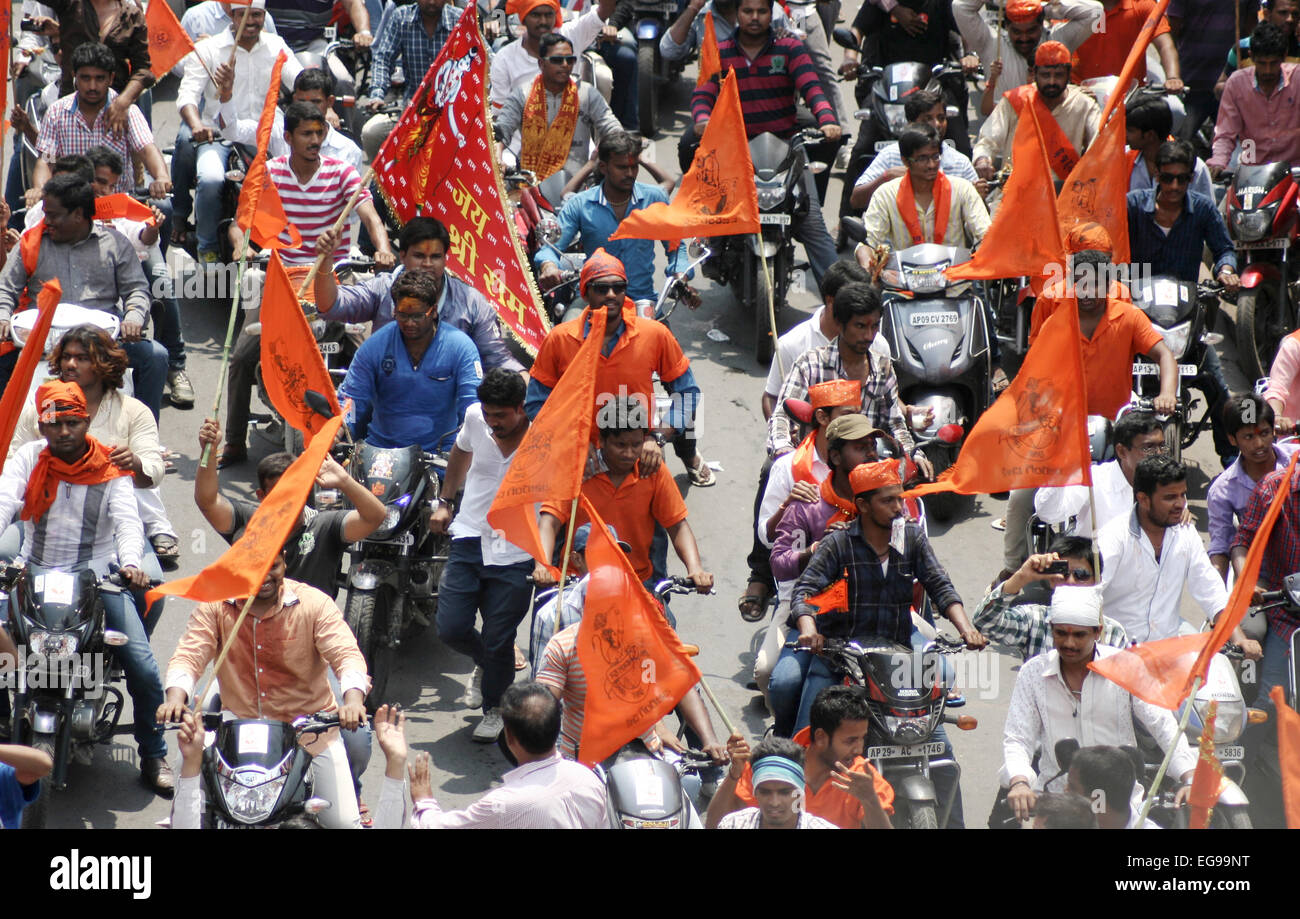 Hindu Devotess nehmen einen Hanuman Jayanthi Shobha Yatra Gottes Hanuman, ein eifriger Anhänger von Lord Rama in Hyderabad, Indien am April 16,2014. Stockfoto