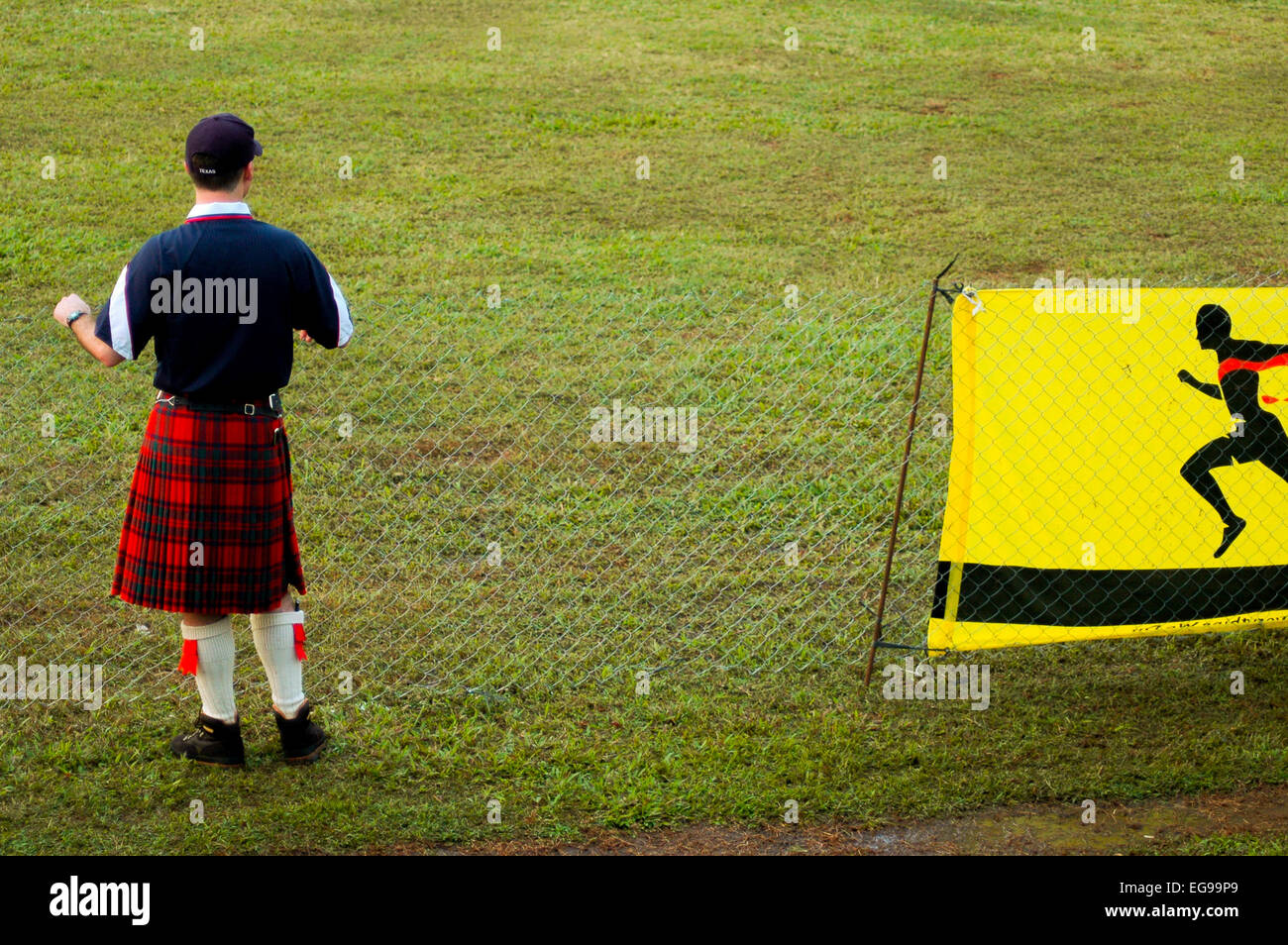 Mann in schottischen Highland Kleidung vor dem Sport während der 2005 Jakarta Highland Gathering in Karawaci, Banten, Indonesien. Stockfoto