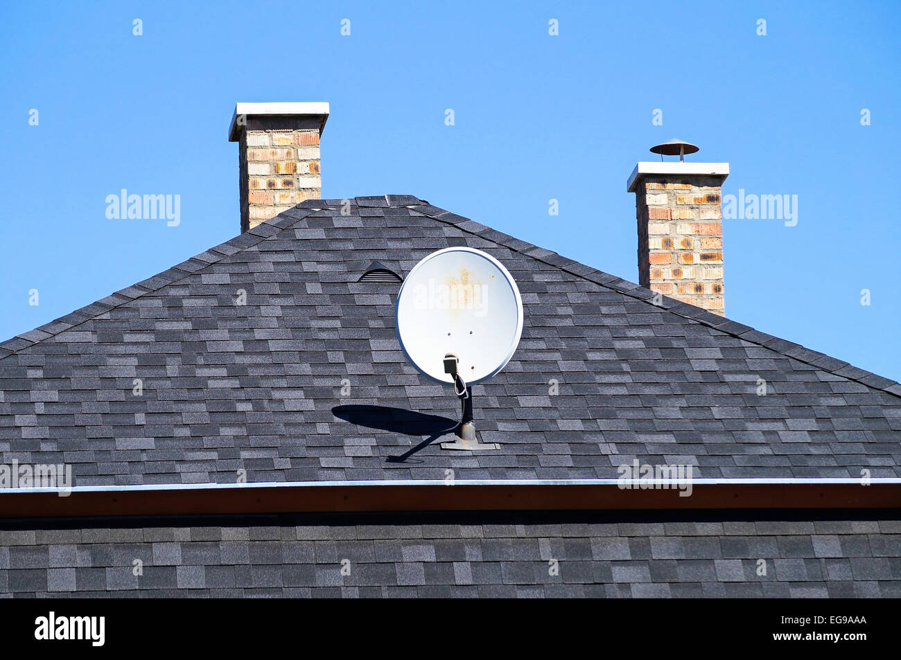 Hausdach Schornsteine mit einer Parabolantenne Stockfoto